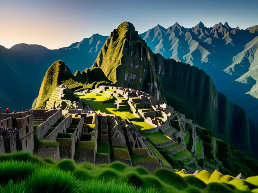 Descubrimiento casual: Ruinas de Machu Picchu al atardecer, exploradores maravillados