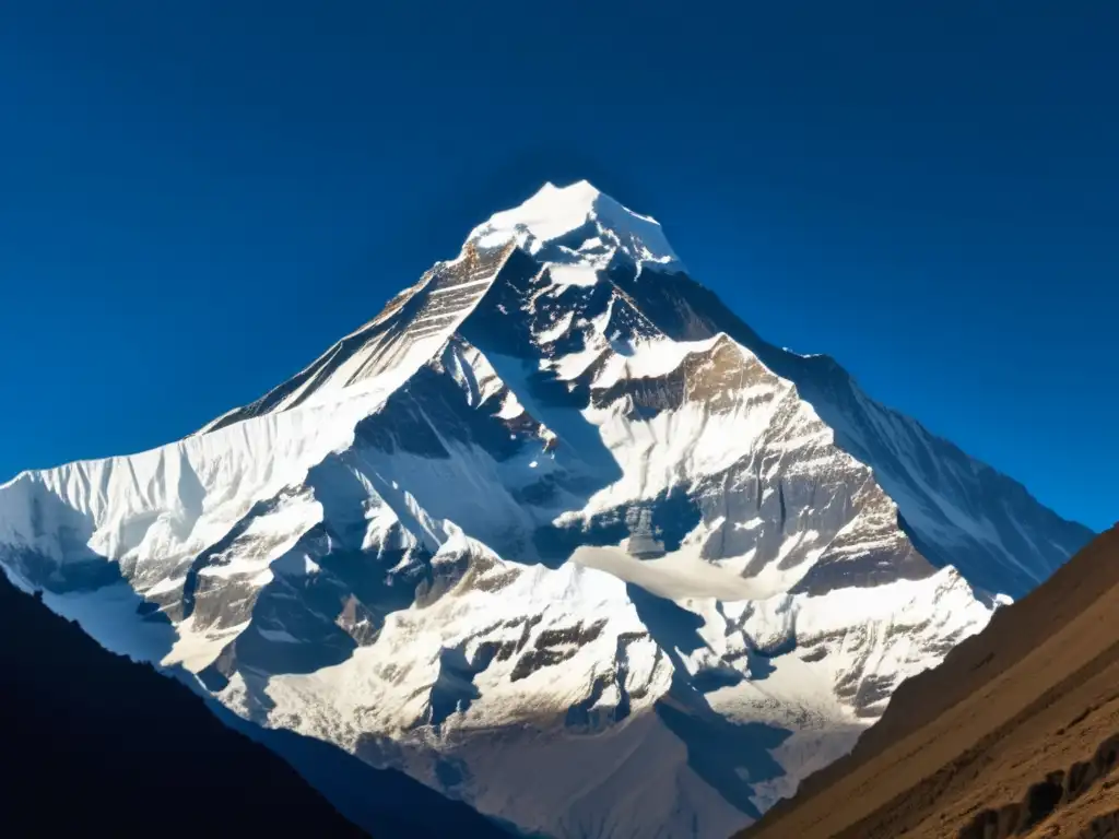 Dhaulagiri: Majestuosa montaña blanca y exploradores en ascenso