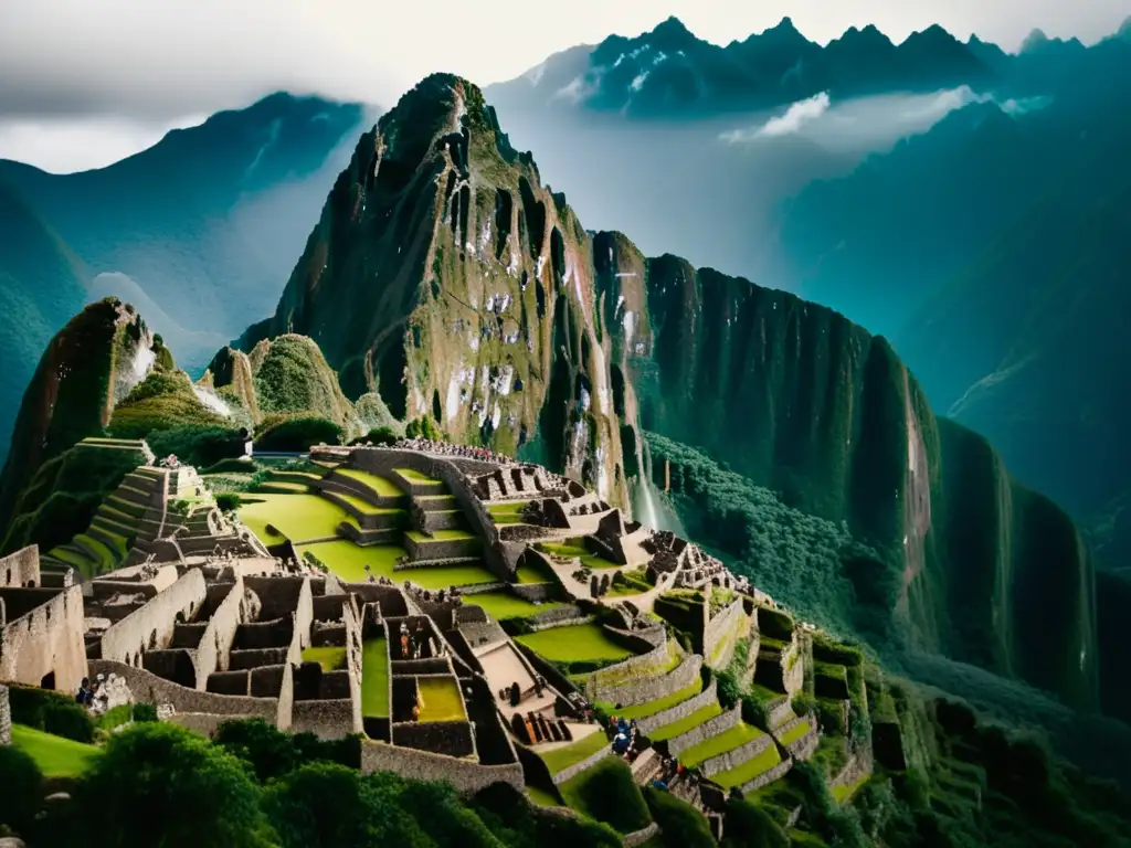 Descubrimiento de Machu Picchu: Arqueólogos explorando ruinas incas en foto 8k, con montañas neblinosas y vegetación exuberante