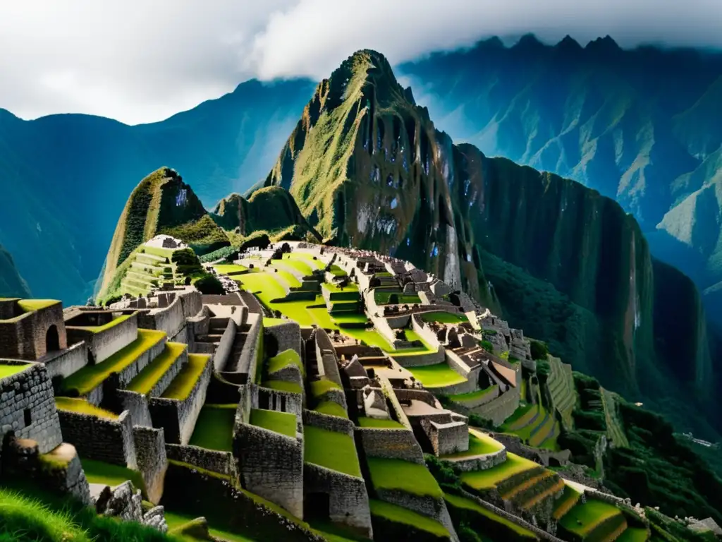 Ruinas de Machu Picchu: Vista impresionante de la antigua ciudad Inca en Perú, con montañas nebulosas y terrazas de piedra