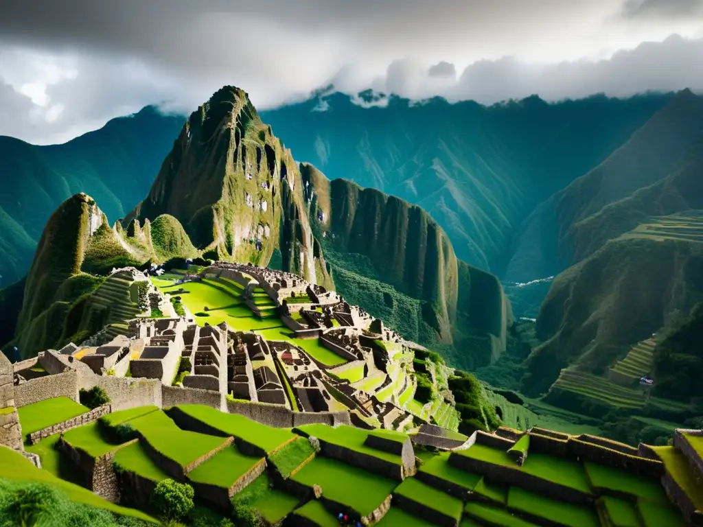 Expedición de Hiram Bingham a Machu Picchu: impresionante imagen en blanco y negro de la antigua ciudadela inca rodeada de montañas verdes de Perú