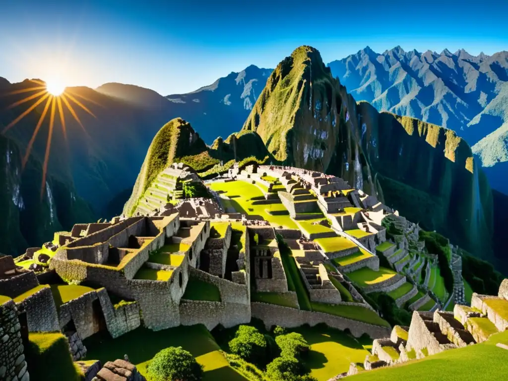 Descubrimiento de Machu Picchu: ruinas majestuosas rodeadas de montañas verdes y cielo azul, con sendero de piedra hacia la Puerta del Sol