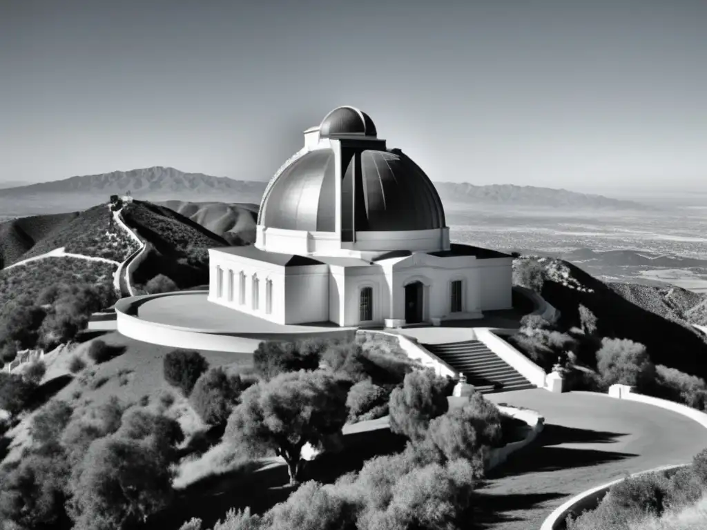 Fotografía en blanco y negro del icónico observatorio de Monte Palomar, reflejando su majestuosa arquitectura y paisaje circundante